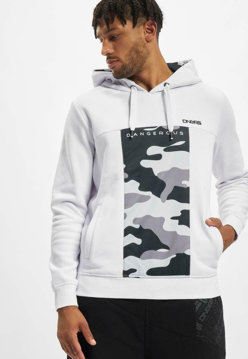 Bijela hoodie s panelom u kamuflažnom uzorku u sivim tonovima, s prednjim džepom, kapuljačom na vezanje i logotipom "DANGEROUS" na prsima.