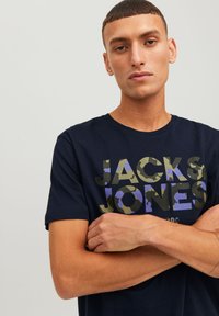 Jack & Jones JAMES CREW NECK - Print T-shirt - navy blazer