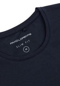 Granatowa obcisła koszulka z okrągłym dekoltem, z metką "Pako Lorente", rozmiar "M" oraz oznaczeniem "Slim Fit" w białym tekście.