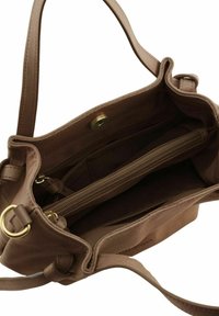 Bruine leren handtas met een soepele textuur, voorzien van een opening aan de bovenkant, interne ritscompartimenten en accenten in goudkleurige hardware.