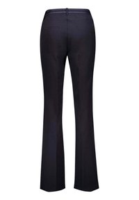 Donkerblauwe, op maat gemaakte broek met een flared pijp. Glad fabric, minimale achterzakken en een decoratieve tailleband. Geen zichtbare hardware.