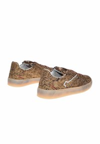 Un paio di sneaker basse marroni con borchie dorate, tessuto a fantasia, suole trasparenti e lacci marroni, mostrati da angolazioni posteriori e laterali.