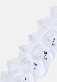 Chaussettes de cheville blanches en coton avec des bordures côtelées, affichant des chiffres imprimés sur le côté. Texture lisse, six paires exposées en rang.