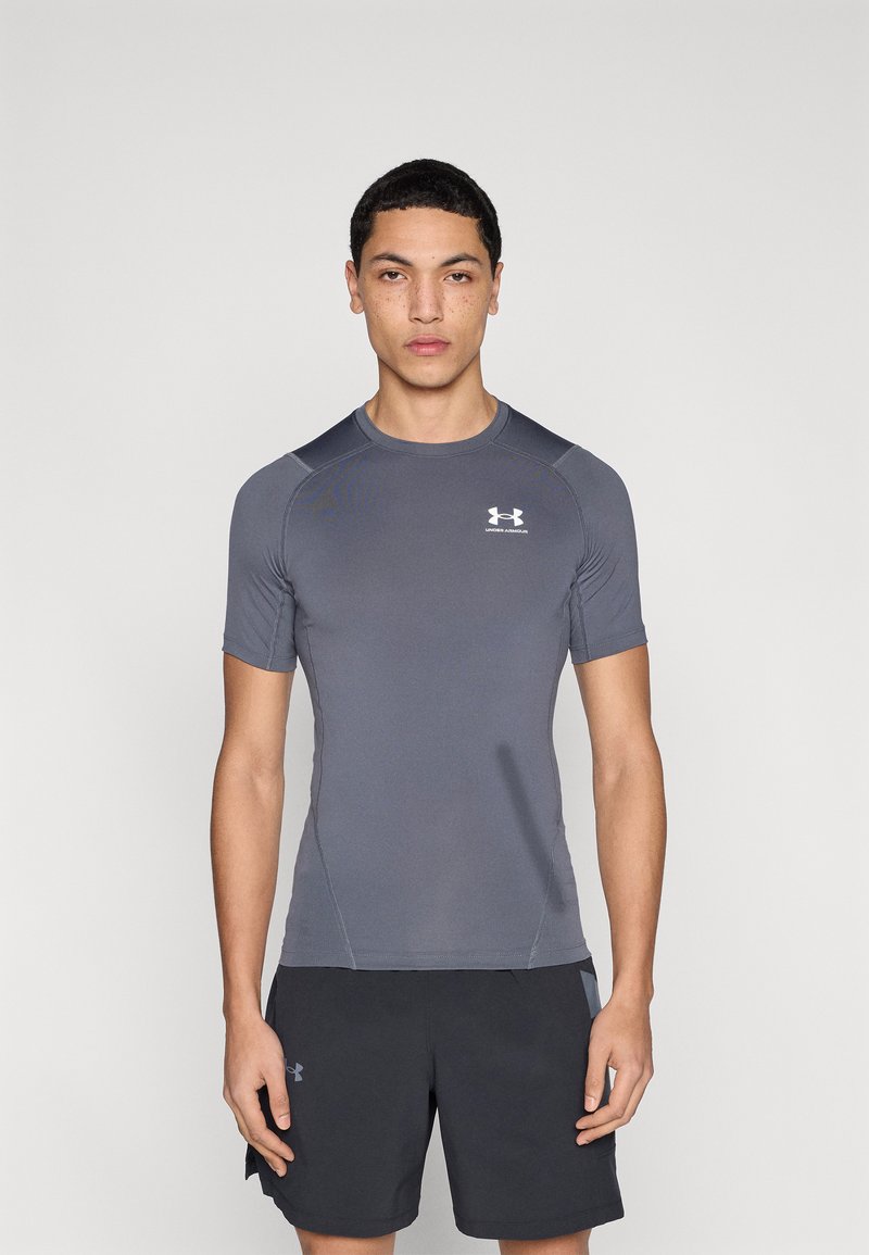 Γκρι κοντομάνικο μπλουζάκι απόδοσης με εφαρμοστή σχεδίαση, κατασκευασμένο από ύφασμα που απομακρύνει την υγρασία. Διαθέτει υφασμάτινες λεπτομέρειες στους ώμους και λογότυπο.