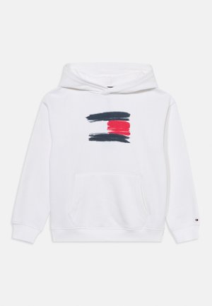 Hvit hettegenser laget av bomull, med en frontlomme og snøring i hetten. Sentralt grafisk design med svarte og røde penselstr Strøk.