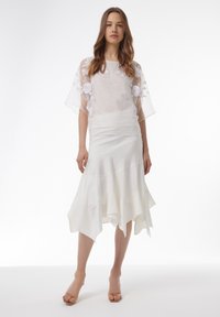 Leem Falda acampanada - white