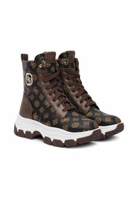 Stivali alti marroni e neri con motivo, suola spessa bianca, allacciatura frontale e dettaglio del logo dorato sul lato.