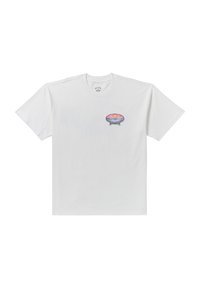 Camiseta de algodón blanca con un pequeño gráfico multicolor de un hongo, con un atardecer en degradado y un fondo abstracto en el lado izquierdo del pecho.