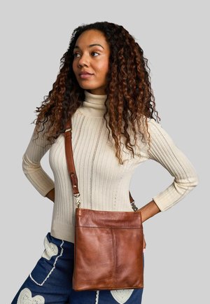RE:DESIGNED, OLEA SMALL - Schoudertas - walnut