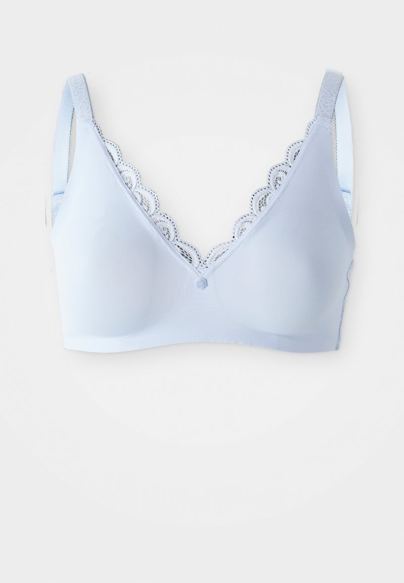 Soutien-gorge bleu clair en matériau lisse avec une bordure en dentelle festonnée le long de l'encolure et des bretelles réglables. Présente un détail de bouton au centre.