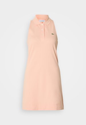 Vestido polo sin mangas de color rosa claro con tres botones en la parte frontal y un pequeño logo de cocodrilo verde en el pecho.