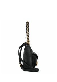 Bolso de cuero negro con superficie texturizada, asa trenzada, herrajes dorados y un bolsillo lateral. Forma compacta con correa de hombro ajustable.
