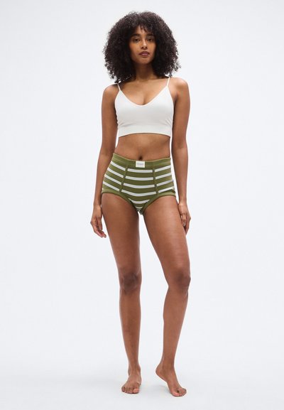 Λευκό βαμβακερό μπουστάκι με V-λαιμόκοψη. Ελιάς πράσινο σλιπ ψηλόμεσο με λευκές οριζόντιες ρίγες, απαλής υφής και με ετικέτα στη μέση.