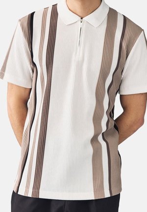 Polo z kołnierzykiem i zamkiem błyskawicznym, z pionowymi prążkami w beżowych, białych i brązowych odcieniach, wykonane z teksturowanej tkaniny.
