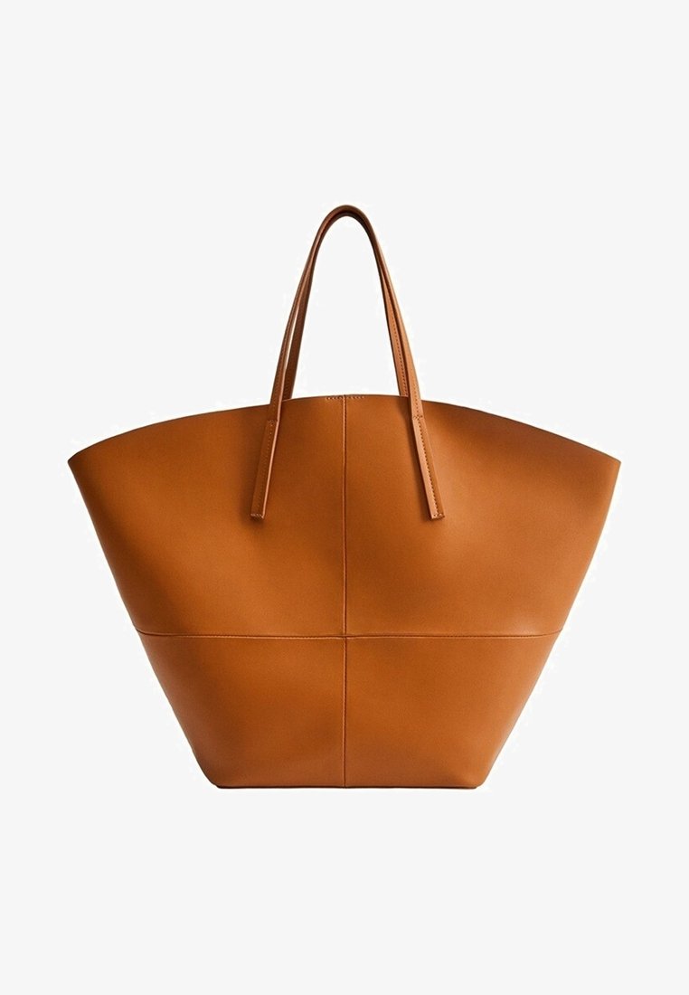 Grand sac cabas en cuir marron avec deux fines bretelles et un motif croisé cousu minimaliste sur le devant.