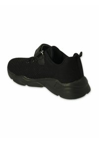 Czarny but sportowy z oddychającej siateczki, wyściółką w kołnierzu, gumową podeszwą i wzmocnioną piętą dla wsparcia.