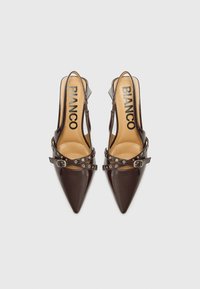 Ruske patentlæder slingback hæle med spidse næser, spænde detaljering og metal accenter. Foring indvendig med mærkets logo synligt.
