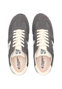 Coppia di scarpe da corsa grigie e bianche con lacci color crema e logo "Flamingos Life Marathon Club" sulla linguetta e nella soletta.