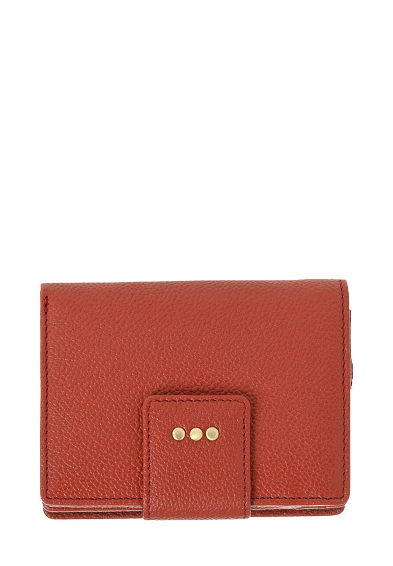 Porte-monnaie compact en cuir rouge avec une surface texturée, fermé par un rabat orné de trois petites clous en laiton ronds.