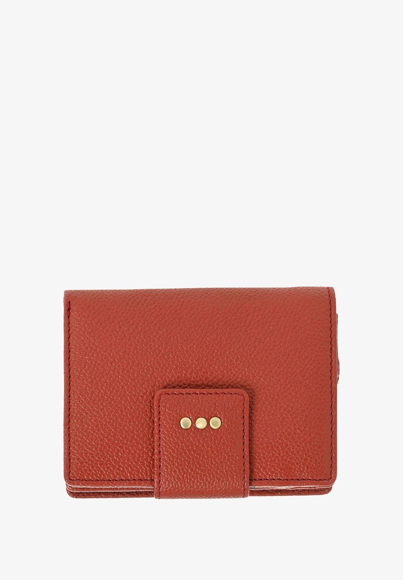 Porte-monnaie compact en cuir rouge avec une surface texturée, fermé par un rabat orné de trois petites clous en laiton ronds.