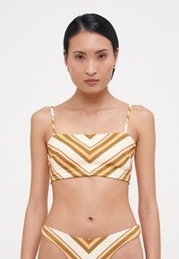 Črtast bikini set z kvadratnim izrezom, tankimi naramnicami in teksturiranim vzorcem v smetanasti, rjavi in oranžni barvi.