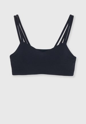 Zwarte bralette met een V-hals ontwerp, voorzien van dunne, verstelbare multi-straps en zachte, gladde stof voor comfort.