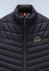 Gestepptes schwarzes Puffer-Jacke mit hohem Kragen, durchgehendem Reißverschluss und einem mit orangefarbenen Akzenten versehenen Logo-Patch auf der linken Brust.