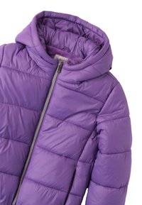 Giacca a vento viola con design lucido e trapuntato, cappuccio e chiusura con zip. Presenta un morbido rivestimento interno e motivi di cucitura orizzontale.