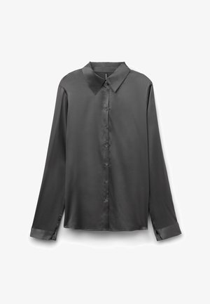 Grijze satijnen langemouwen shirt met een puntkraag, knoopsluiting aan de voorkant en manchetten. Gladde textuur met een subtiele glans.
