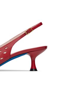 Scarpa slingback in vernice rossa con motivi a diamante ritagliati, un accento blu e un tacco nero corto e svasato. Dettaglio della fibbia dorata sulla fascia.