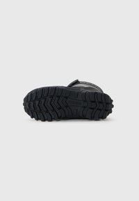 Botte de randonnée noire avec des crampons profonds, semelle texturée et embout renforcé. Fermeture à bande Velcro. Matériau durable avec un design robuste.