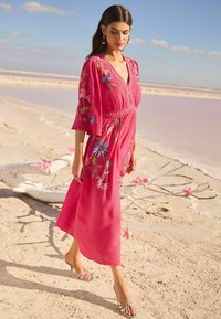 Love & Roses REGULAR FIT - EMBROIDERED V-NECK SLEEVE MIDI - Maksi suknelė - pink floral