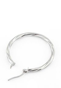 Sidabrinė suktinė auskarų žiedas su blizgiu paviršiumi. Dėlionės užsegimas ir lygi, blizganti tekstūra. Maždaug 3 colių skersmens.