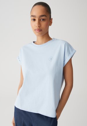 Hellblaues Baumwoll-T-Shirt mit Rundhalsausschnitt, umgeschlagenen kurzen Ärmeln und einem runden Logodetail auf der Brust. Glatter, lässiger Schnitt.