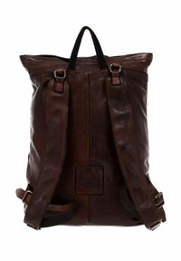 Zaino in pelle marrone con forma rettangolare, parte superiore ripiegabile, spallacci regolabili e superficie strutturata con un'etichetta del marchio.