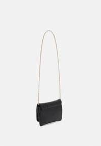 Svart faux läder crossbody-väska med ett quiltat mönster, guld kedja rem och en rektangulär form. Har en vikbar lockstängning.