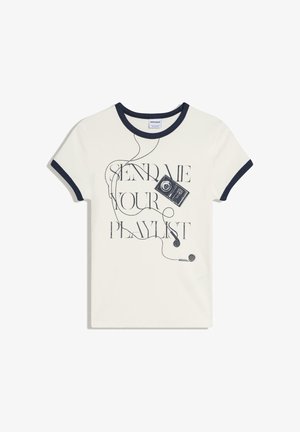 Fehér póló fekete szegéllyel az ujjain és a nyakán, grafikus szöveggel: "Küldd el a lejátszási listádat" és a kazettás magnó és fülhallgató illusztrációjával.