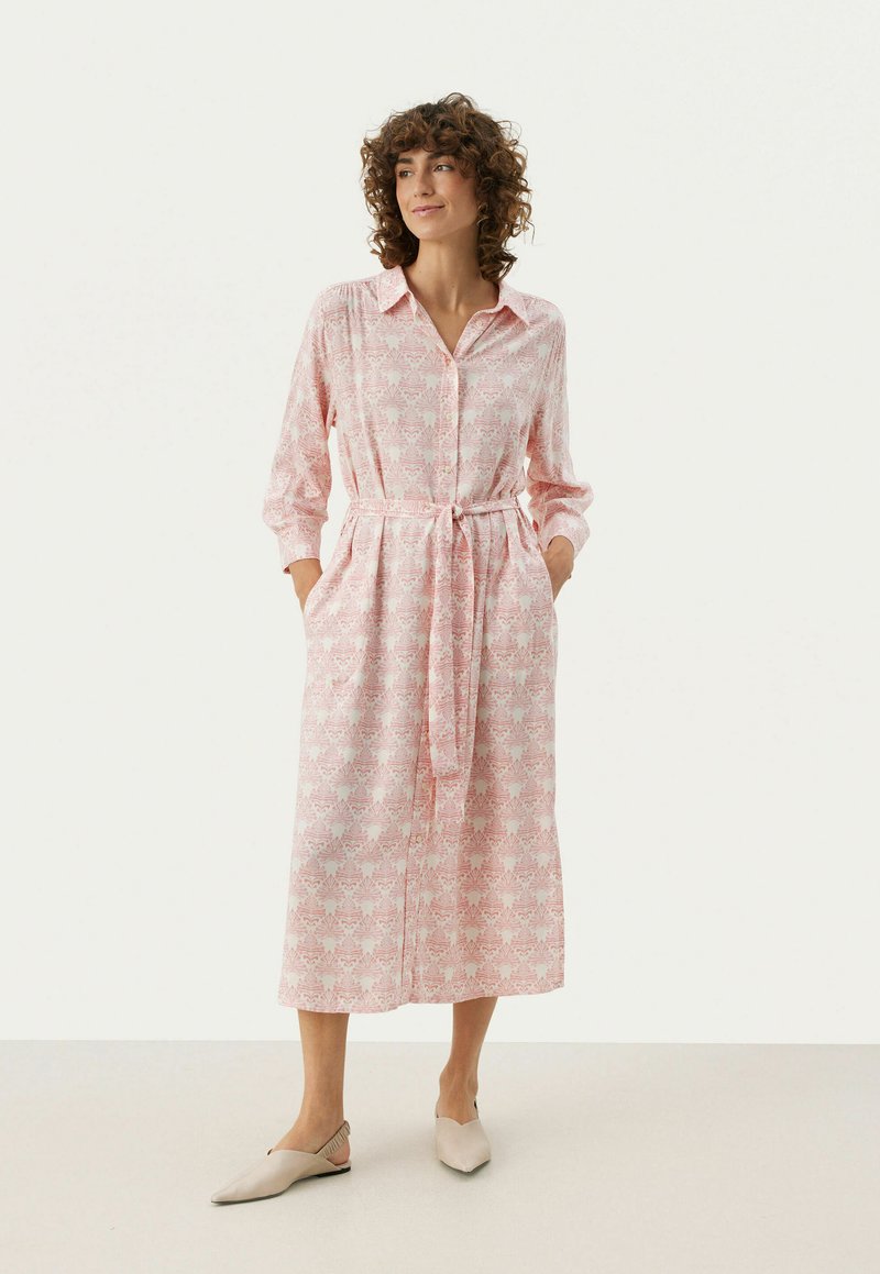 Robe midi à motif floral rose avec un bouton sur le devant, des manches longues et une ceinture assortie. Tissu doux et léger.