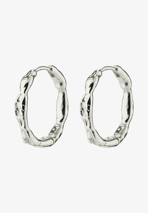 Sudraba riču auskari ar teksturētu, organisku dizainu un nedaudz neregulāru formu, nodrošinot dabisku, roku darba izskatu.