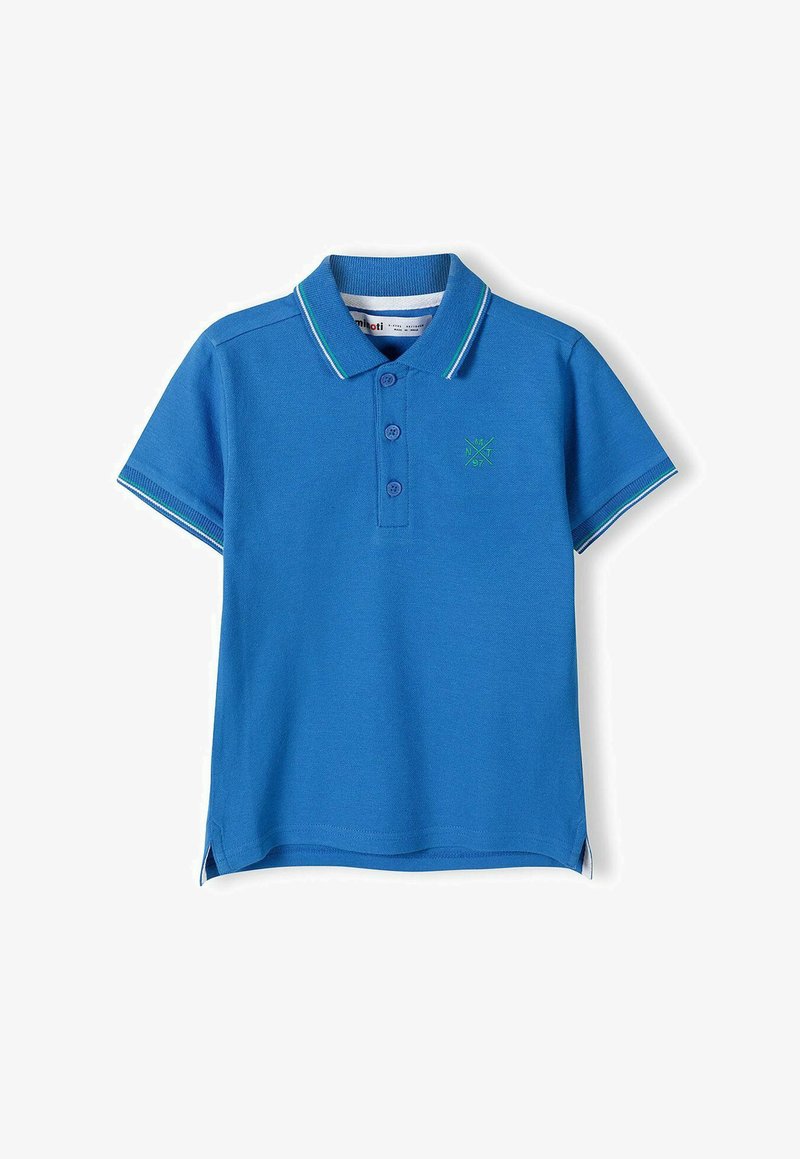 Modrá polo košeľa vyrobená z bavlny s golierom, krátkymi rukávmi a zeleným vyšitým logom na hrudi. Kontrastné lemovanie na rukávoch.