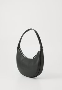Borsa a tracolla nera in pelle con forma curva, chiusura con zip e tracolla regolabile. Texture liscia con design minimalista.