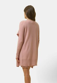 Långärmad cardigan i mjuk rosa tyg med ribbad nederkant och ärmslut, med öppen front och avslappnad passform. Minimalistisk design, inga knäppningar.