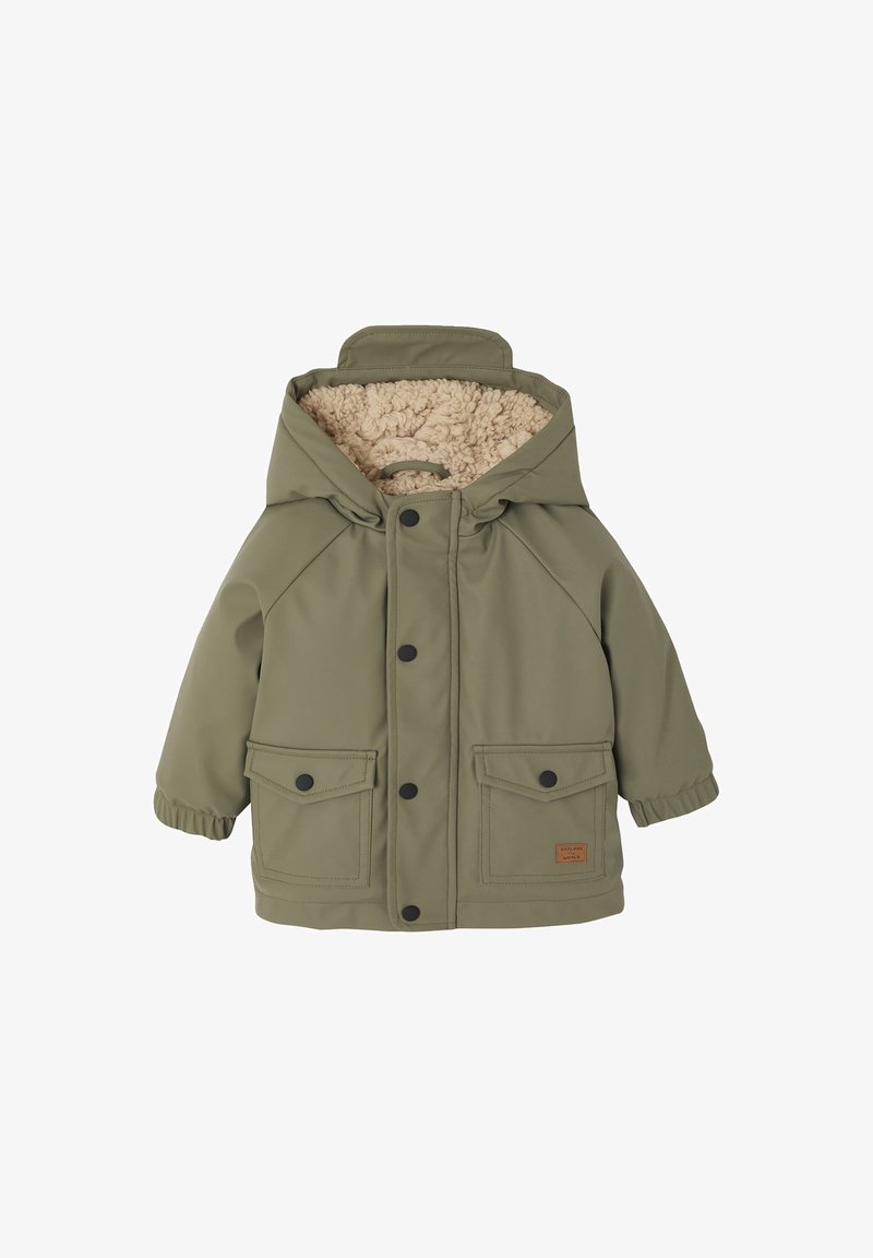 Olivengrüne Kinderjacke mit Kapuze, beigefarbenem Fleece-Futter, elastischen Bündchen, schwarzen Druckknöpfen und zwei vorderen Klappentaschen.