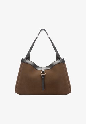 Sac à main en daim marron avec des accents en cuir noir, un design incurvé et une boucle dorée à l'avant. Dispose de deux anses pour l'épaule.