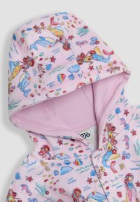 Rosa fleece onesie med huva, med ett f�ärgglatt undervattentema av havsniglar, sjöjungfrur, havsvarelser och växter. Mjuk textur och tryckknappar.