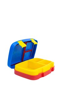 Lunchbox di plastica colorata con coperchio blu, base rossa e scomparti gialli. Presenta due clip gialle e tre sezioni divise all'interno.