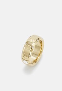 Goldring mit geprägtem "GUESS"-Schriftzug und eingebetteten klaren Steinen. Glatte Oberfläche mit breitem Design und abgerundeten Kanten.