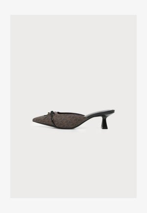 Mule marrone punta a punta con tacco kitten nero basso e dettaglio fiocco decorativo sul lato su sfondo bianco.
