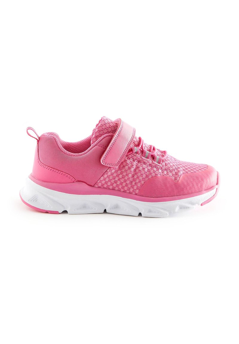 Baskets de sport roses avec une tige en mesh respirant, un col rembourré, une lanière à crochets et une semelle blanche rembourrée avec des accents texturés.