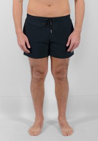 Shorts da nuoto neri realizzati in tessuto ad asciugatura rapida, dotati di una cintura elastica con cordoncino e logo laterale. Struttura piana e lunghezza al ginocchio.